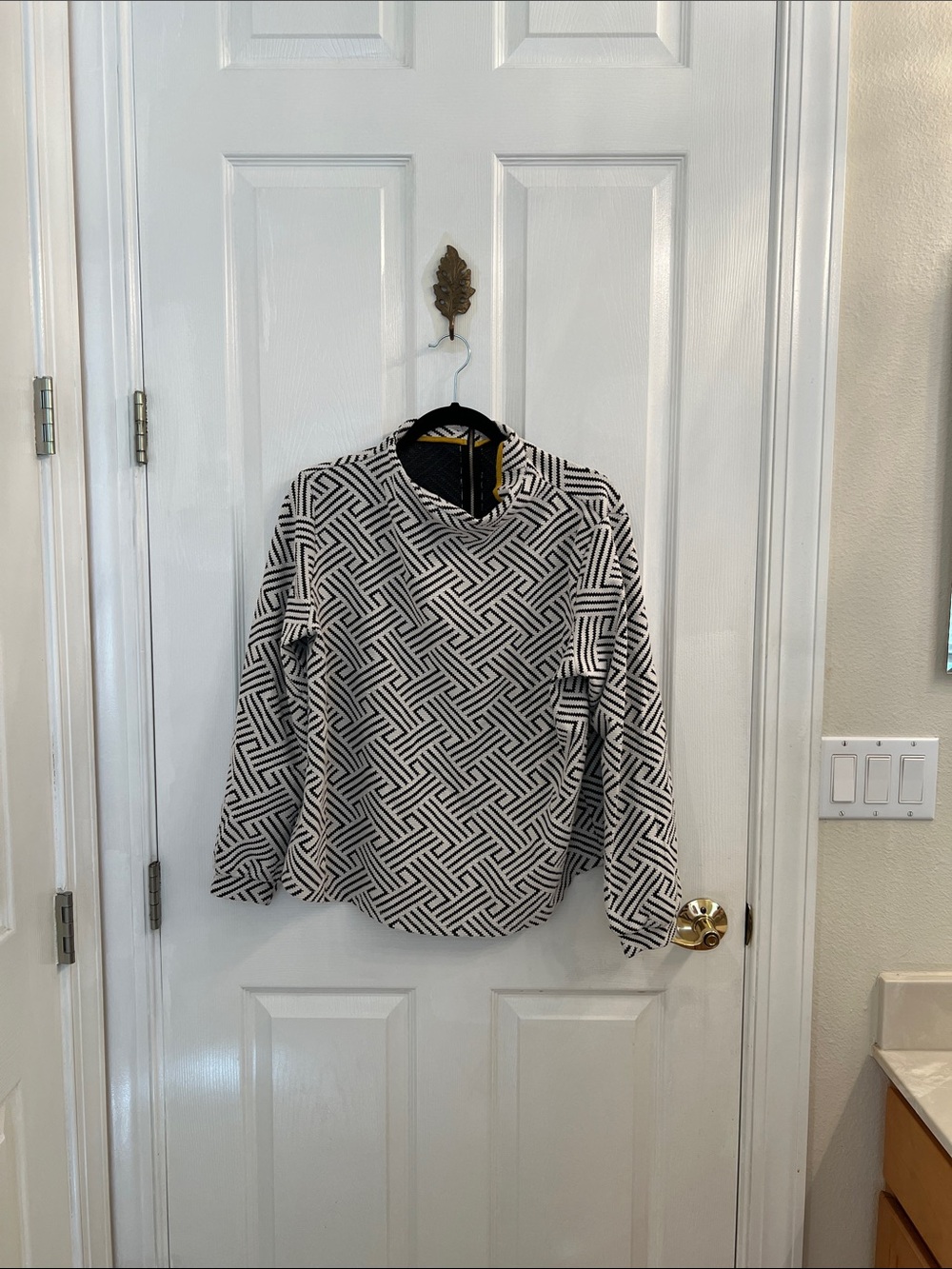 Women's Black & White Geometric Pullover Sweatshirt